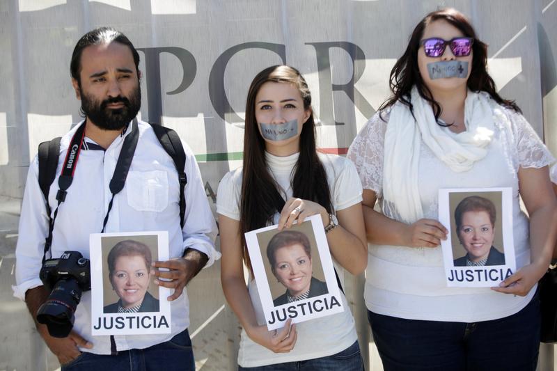 Journalists protest against the murder of the Mexican journalist Miroslava Breach, outside the Attorney General's Office (PGR) in Ciudad Juarez, Mexico March 25, 2017. Pictures of Miroslava reads "Justice" REUTERS/Jose Luis Gonzalez