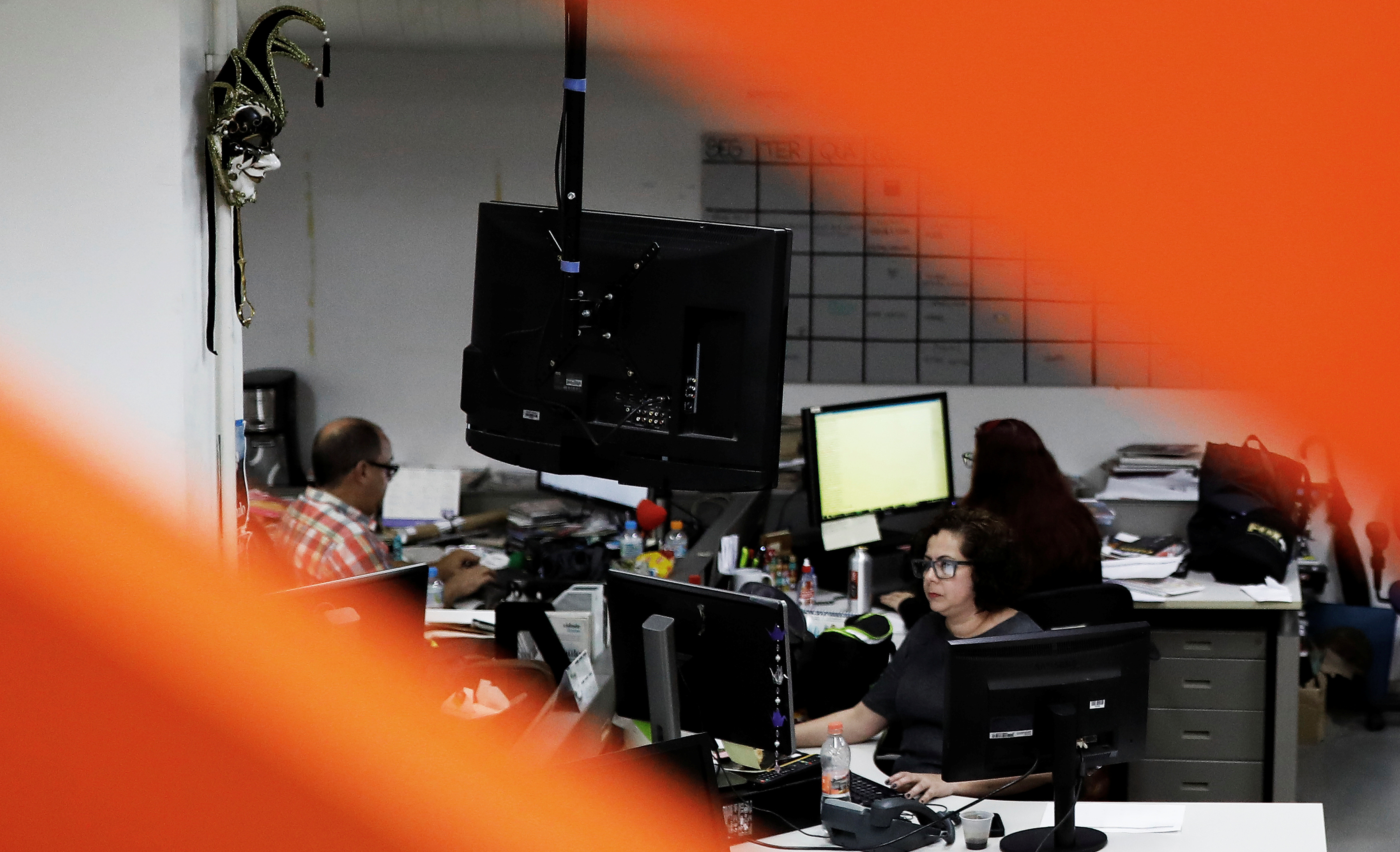 Jornalistas na redação do jornal Folha de S. Paulo. REUTERS/Nacho Doce