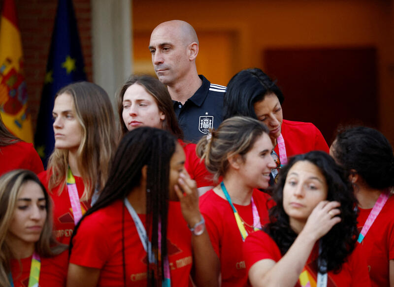 Luis Rubiales and several players of the Spanish national team, including Jenni Hermoso, during a reception on 22 August with the Spanish Prime Minister, Pedro Sánchez. REUTERS/Juan Medina 