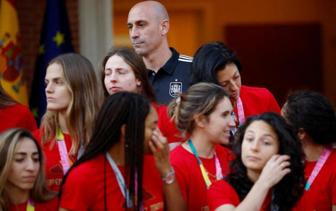 Luis Rubiales and several players of the Spanish national team, including Jenni Hermoso, during a reception on 22 August with the Spanish Prime Minister, Pedro Sánchez. REUTERS/Juan Medina 