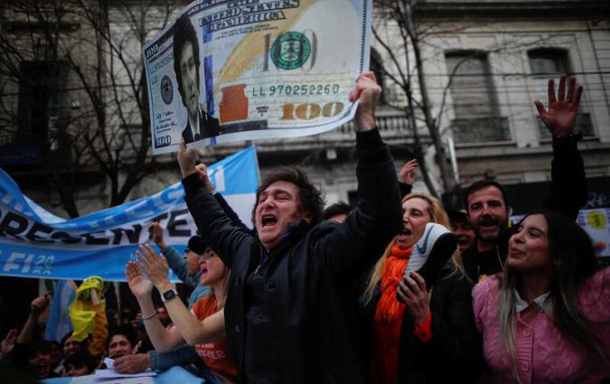 El candidato presidencial argentino Javier Milei por la coalición La Libertad Avanza sostiene una pancarta durante un acto de campaña en La Plata, Buenos Aires, Argentina, 12 de septiembre de 2023. REUTERS/Agustin Marcarian