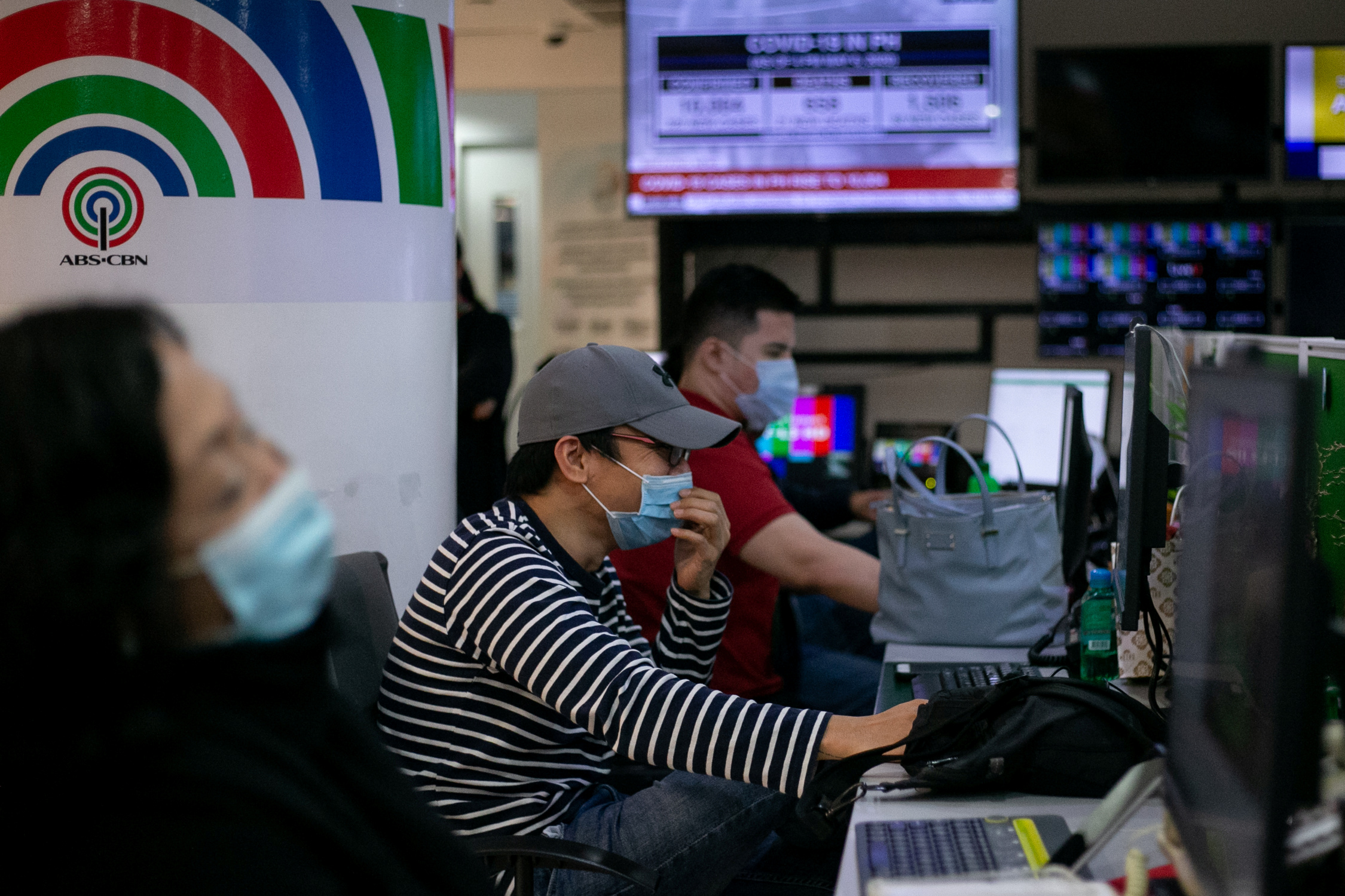 Writers and editors of ABS-CBN, the country’s biggest broadcaster, work at the newsroom in their headquarters, following orders by telecoms regulator to cease its operations in Quezon City, Metro Manila, Philippines, May 6, 2020. REUTERS/Eloisa Lopez