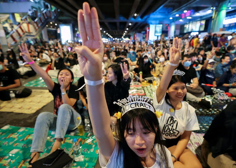 Protesters show the three-finger salute during a pro-democracy rally demanding the resignation of Thailand's Prime Minister Prayut Chan-o-cha and reforms on the monarchy in Bangkok, Thailand November 21, 2020. REUTERS/Chalinee Thirasupa