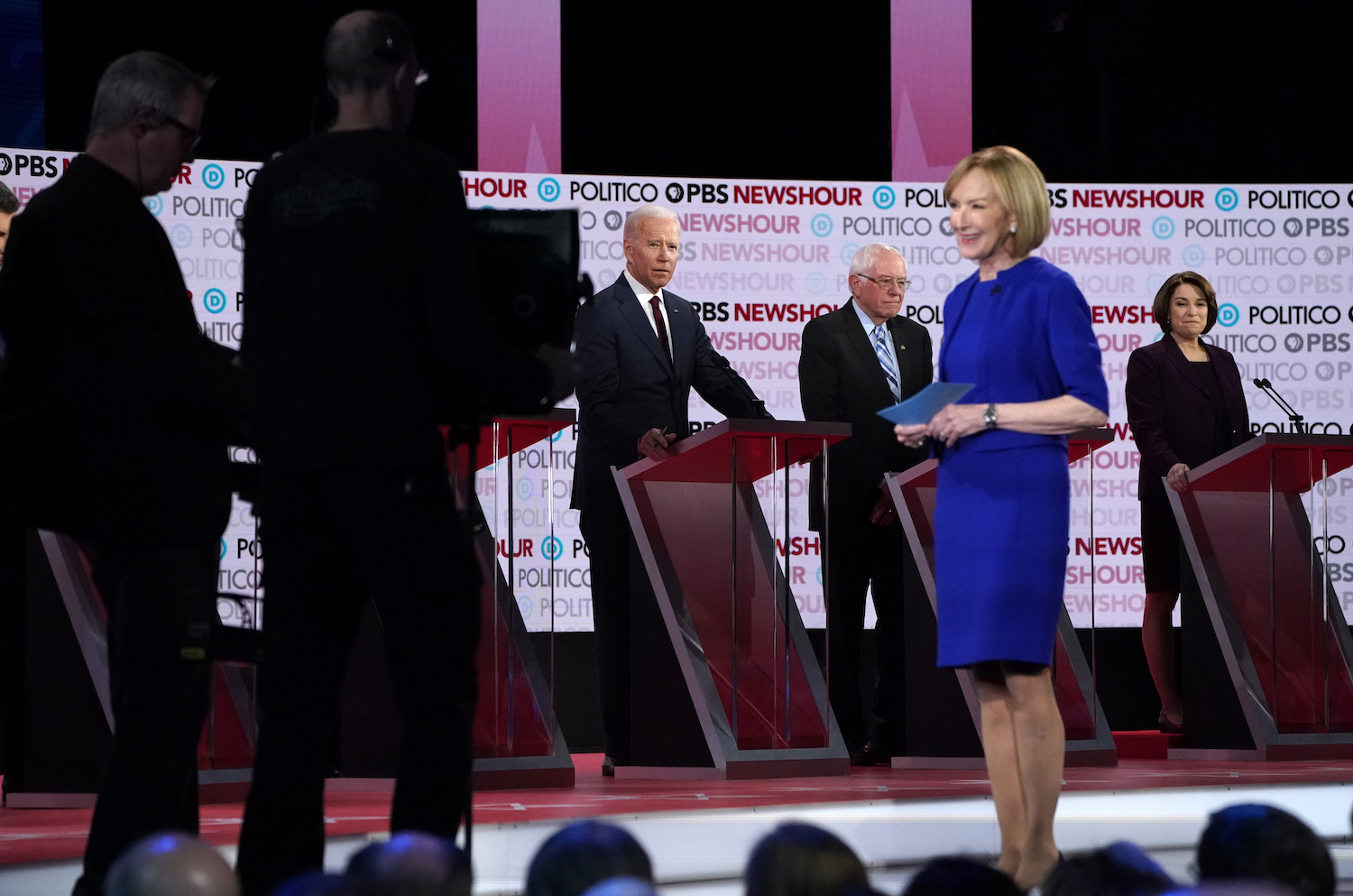 PBS anchor and Newshour Managing Editor Judy Woodruff moderates a Democratic U.S. presidential candidates in Los Angeles, California, U.S.. / REUTERS/Mike Blake