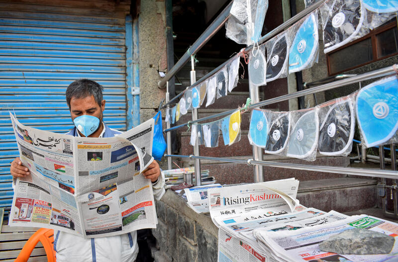 A vendor wearing a protective face mask, Srinagar, India. REUTERS/Sanna Irshad Mattoo