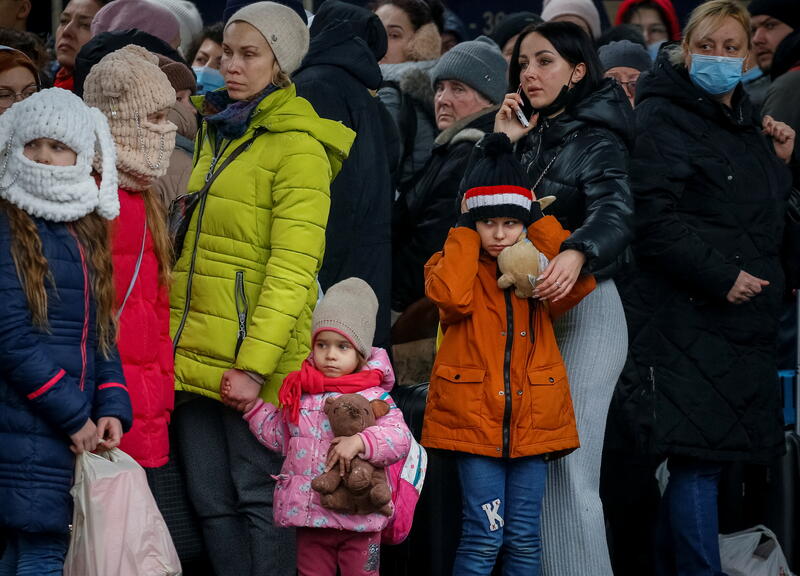 Children react during air raid signal as people wait to board an evacuation train from Kyiv to Lviv, at Kyiv central train station, following Russia's invasion of Ukraine, in Kyiv, Ukraine March 2, 2022. REUTERS/Gleb Garanich