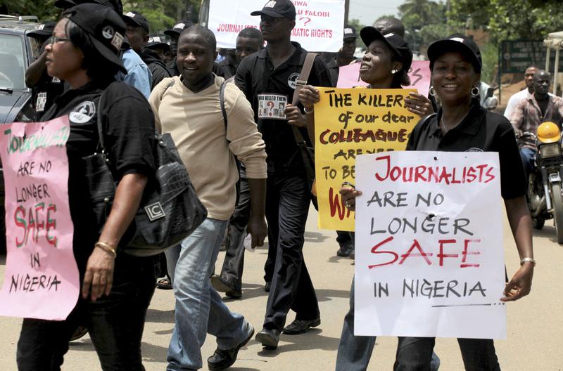 Journalists carry placards along a street during a protest to mark World Press Freedom day in Nigeria's commercial capital Lagos, May 3, 2010. REUTERS/Akintunde Akinleye (NIGERIA - Tags: CIVIL UNREST POLITICS)