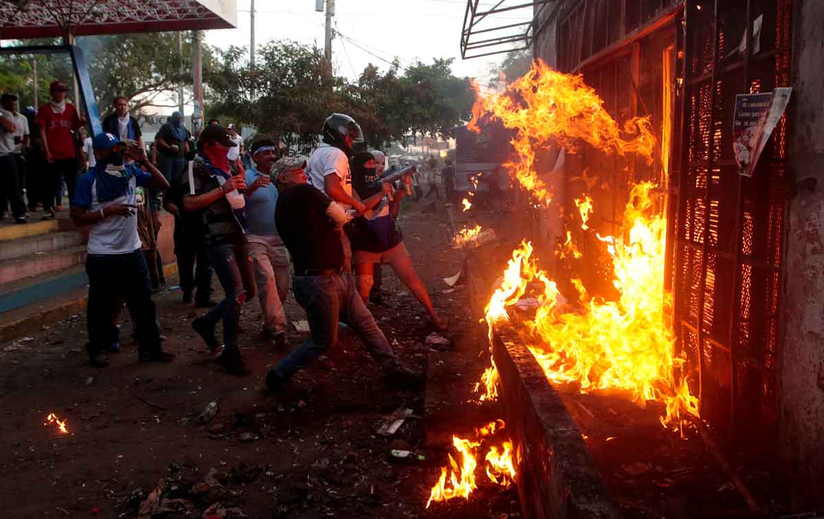 Unos manifestantes queman la estación de radio sandinista, durante los enfrentamientos con la policía antidisturbios, durante las protestas contra el gobierno del presidente, Daniel Ortega, en Managua, Nicaragua, el 30 de mayo de 2018. REUTERS/Oswaldo Rivas RTX66WVO