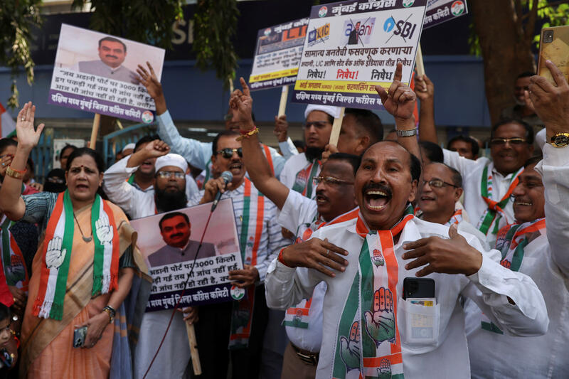 Activists from India's Congress Party hold placards and shout slogans, demanding a probe into the Adani Group in Mumbai. REUTERS/Francis Mascarenhas