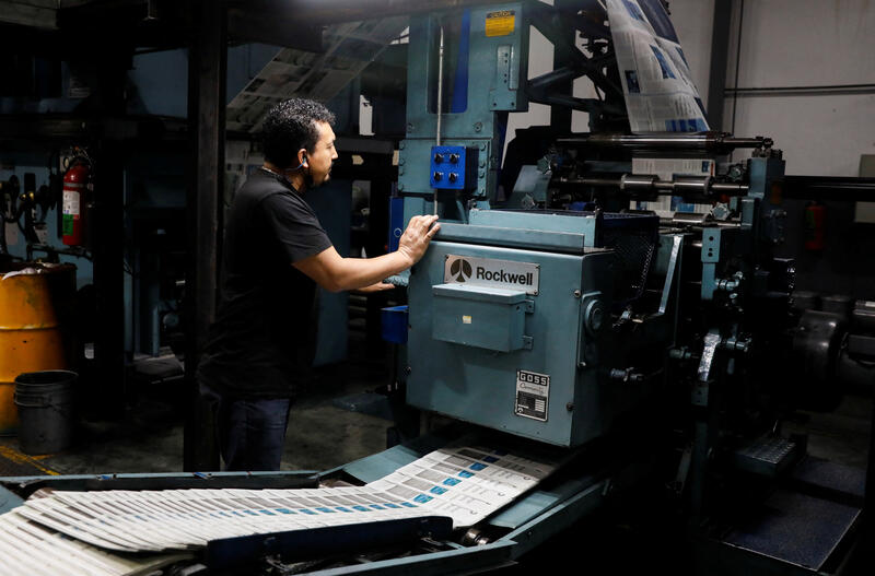 Un empleado imprime ejemplares en la rotativa de 'elPeriódico' de Guatemala en agosto de 2022.  REUTERS/Luis Echeverría