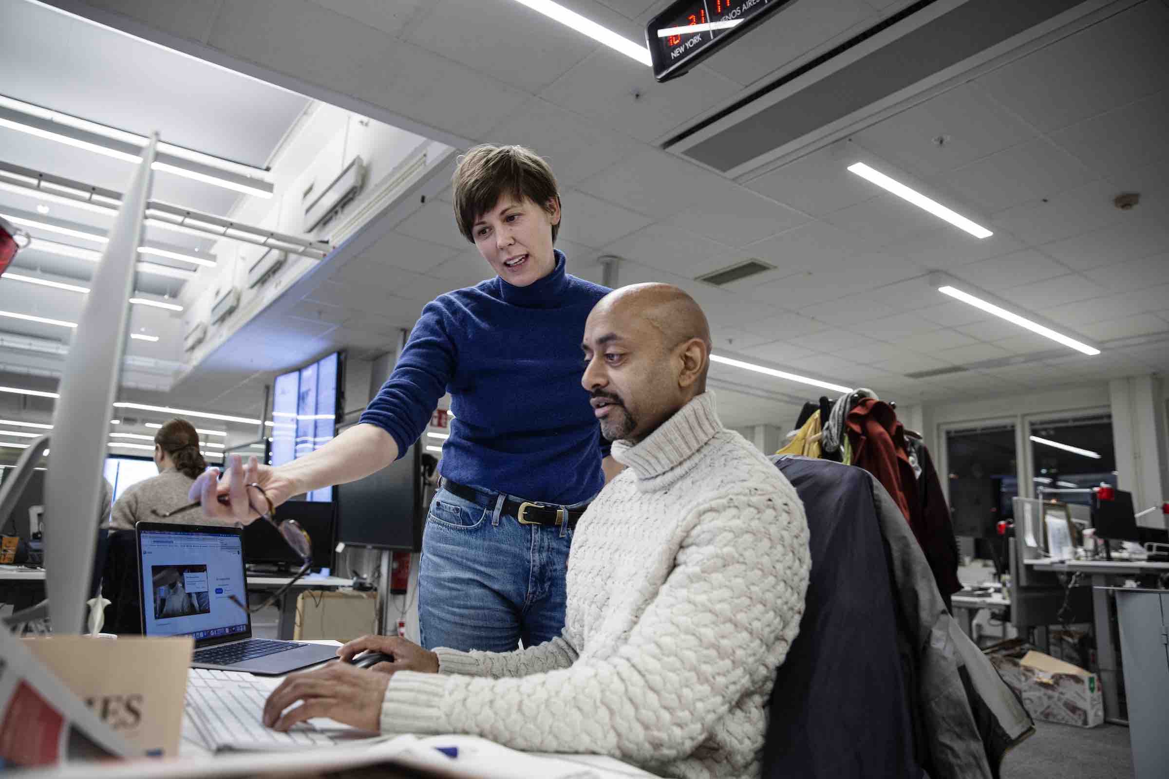 Frida Sandgren with a colleague in the Dagens Nyheter newsroom. Credit: Lisa Mattisson/Dagens Nyheter