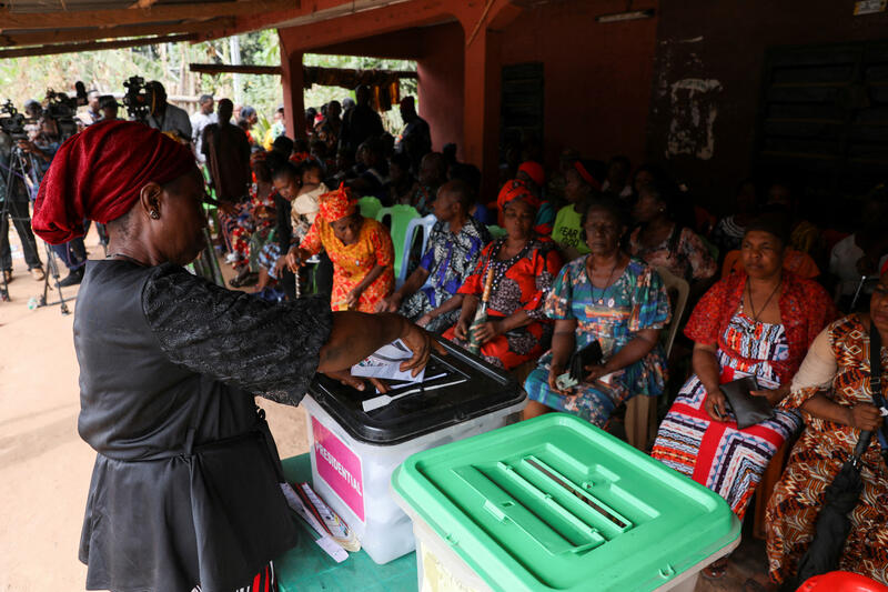 A voter casts her ballot during Nigeria's Presidential election in 25 February 2023. REUTERS/Temilade Adelaja 