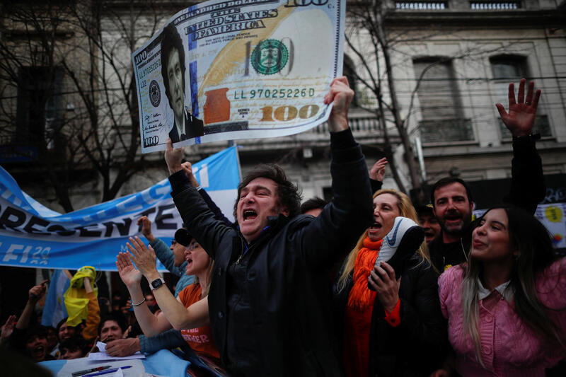 Argentine presidential candidate Javier Milei for La Libertad Avanza coalition holds a placard during a campaign rally in La Plata, Buenos Aires, Argentina, September 12, 2023. REUTERS/Agustin Marcarian