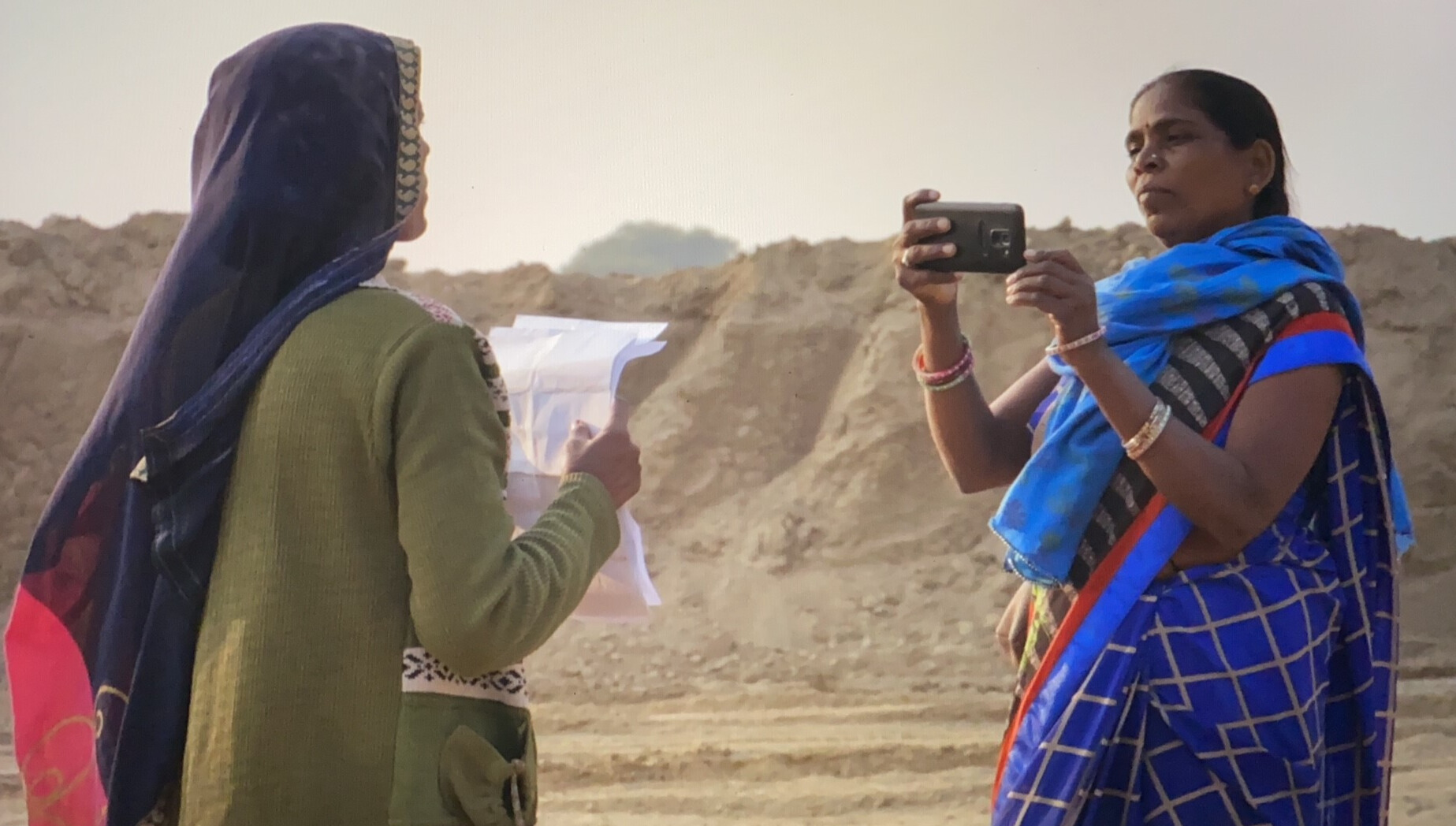 Shiv Devi, Khabar Lahariya’s senior reporter, in Amara village to report on an illicit sand mining incident, November 2020.