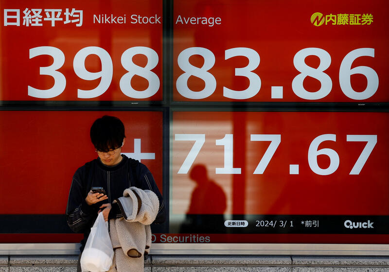 An electronic screen displaying Japan's Nikkei share average as the share average climbed to a record high in Tokyo. Credit: Reuters / Issei Kato