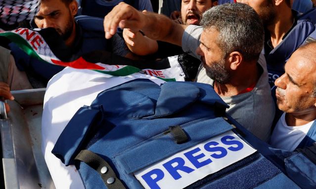 Funeral of Palestinian journalist Abu Hattab, who was killed in an Israeli strike, in Khan Younis in the southern Gaza Strip, November 3, 2023. REUTERS/Mohammed Salem