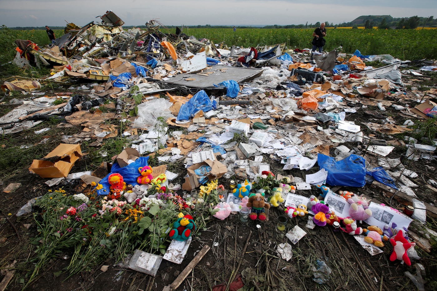 Flowers and mementos left by local residents at the crash site of Malaysia Airlines Flight MH17 near the settlement of Rozspyne in the Donetsk region in July 2014. | REUTERS/Maxim Zmeyev