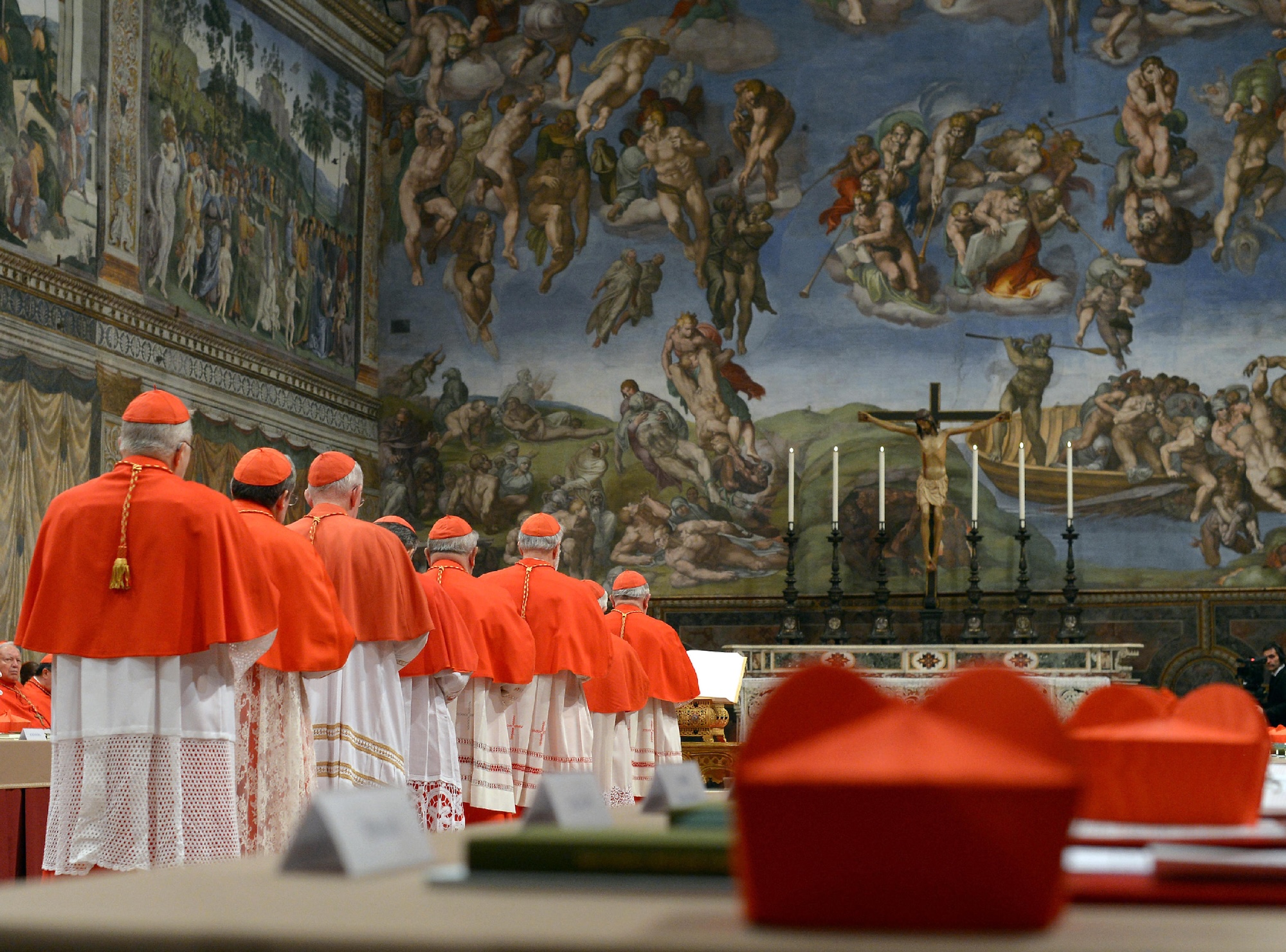 Los cardenales entran en la Capilla Sixtina durante el cónclave que eligió al papa Francisco en marzo de 2013. | Reuters/Osservatore Romano 