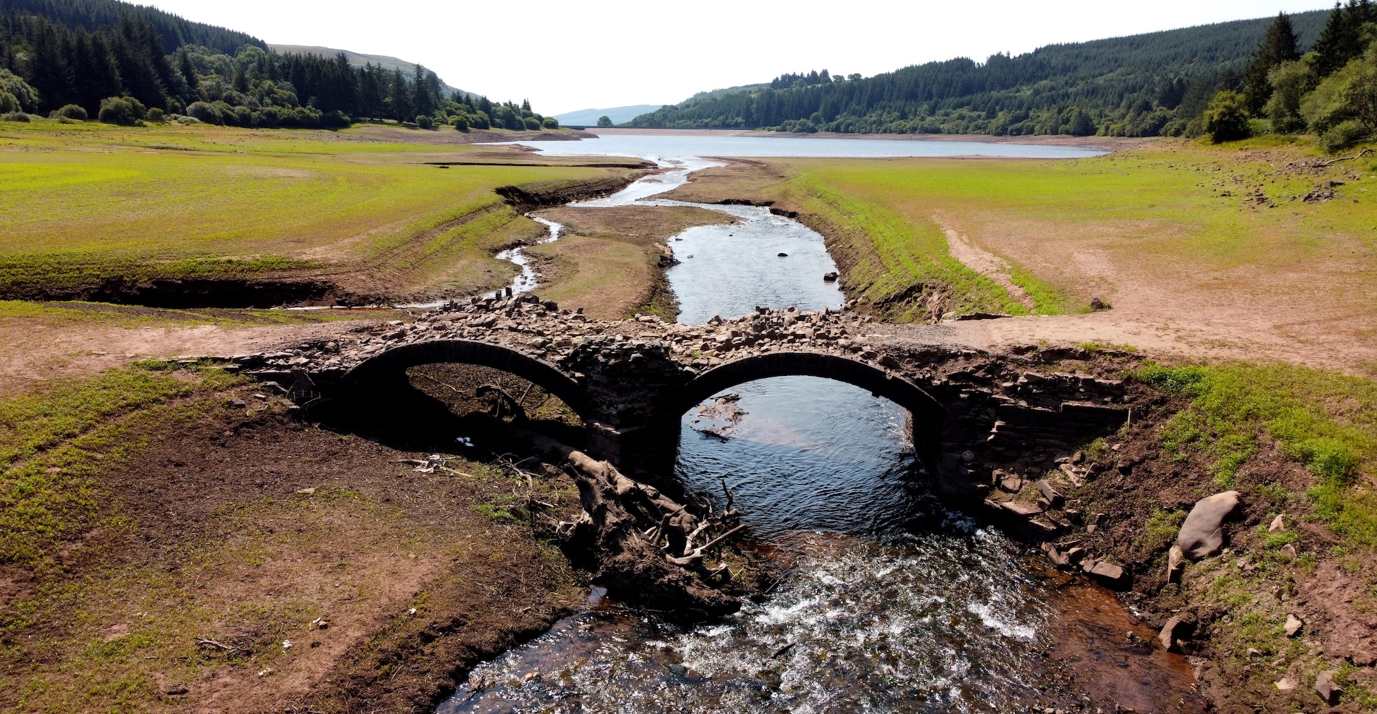  A view of a bridge, which is usually submerged, over the dried bed of Llwyn-on Reservoir during a heatwave in Wales, Britain July 18, 2022. REUTERS/Carl Recine