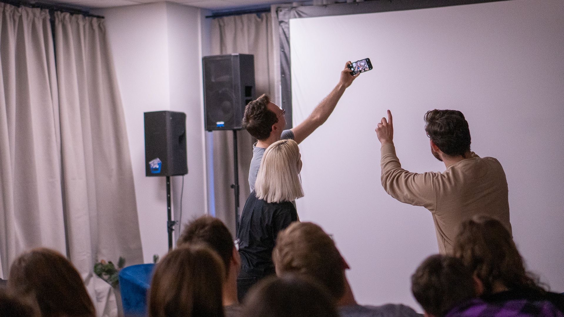 Journalists from Gen, știri taking a selfie at an event.