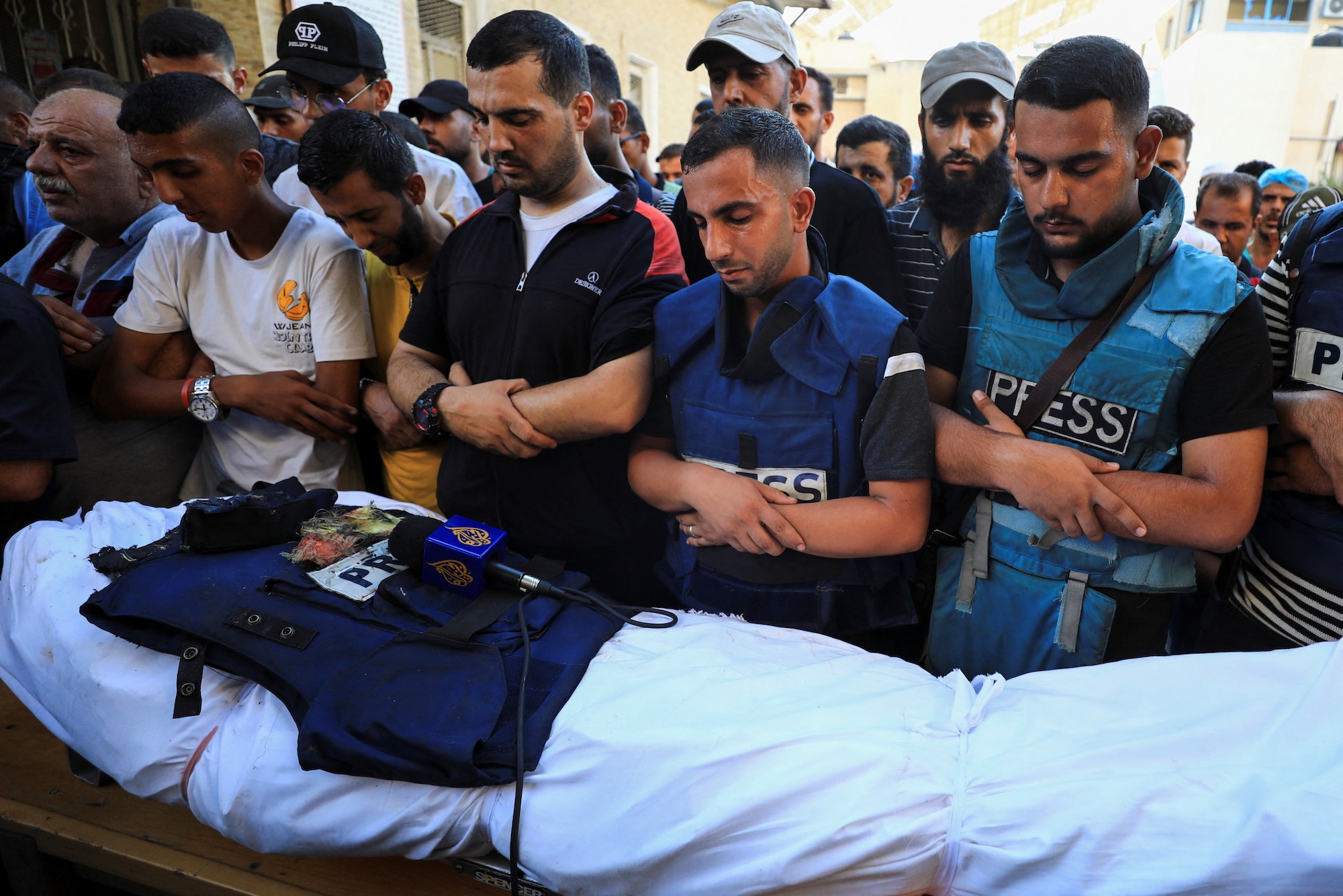 Al Jazeera journalist Anas Al Sharif, who was killed in an Israeli strike on 10 August 2025, prays next to the body of his colleague Al Jazeera reporter Ismail al-Ghoul, who also was killed in an Israeli strike on 31 July 2024. REUTERS/Dawoud Abu Alkas/File Photo