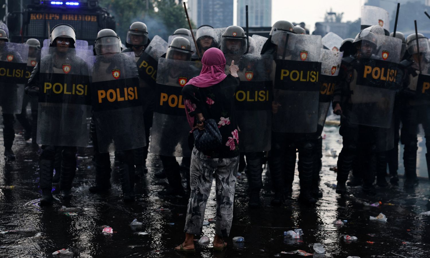 A woman confronts riot police during clash at a protest outside Indonesian parliament buildings, in Jakarta, Indonesia, August 28, 2025. REUTERS/Willy Kurniawan