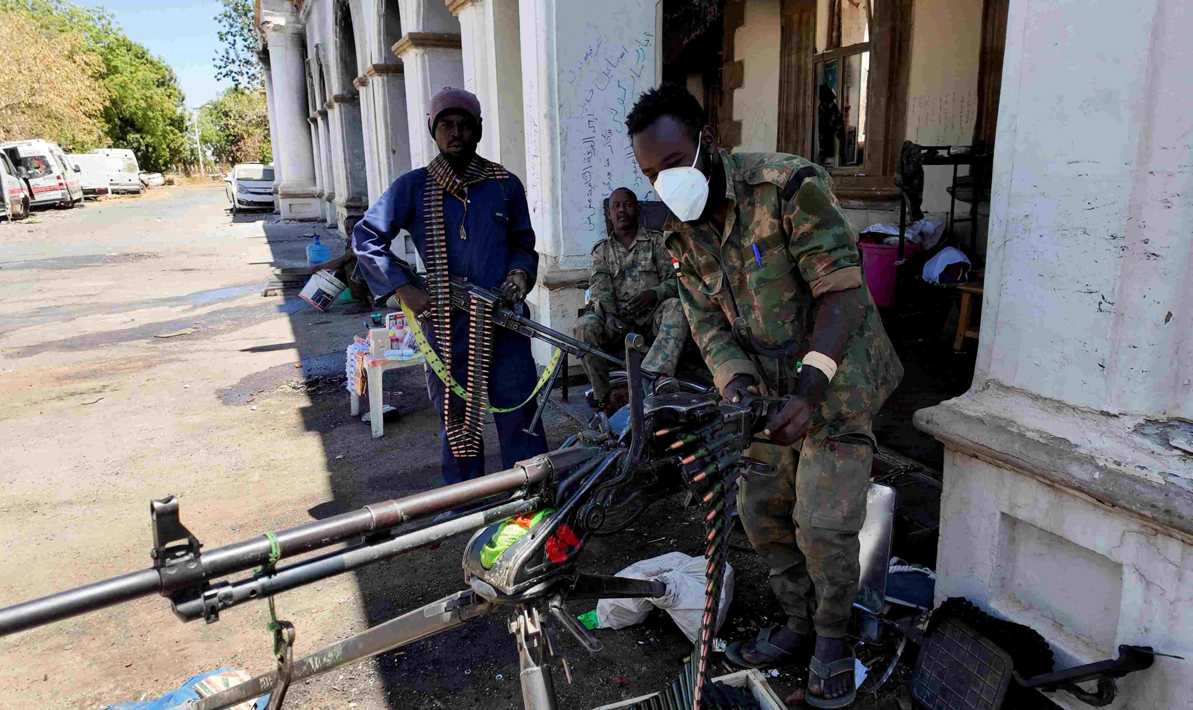 Sudanese army members stand at the presidential palace