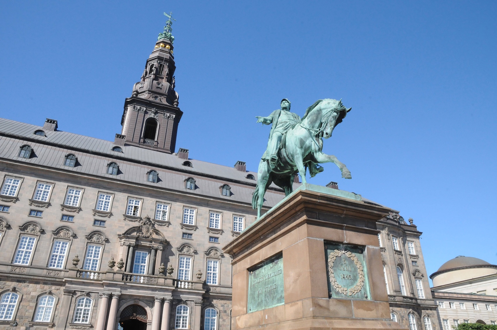 A picture of the building of the Danish parliament. | IMAGO