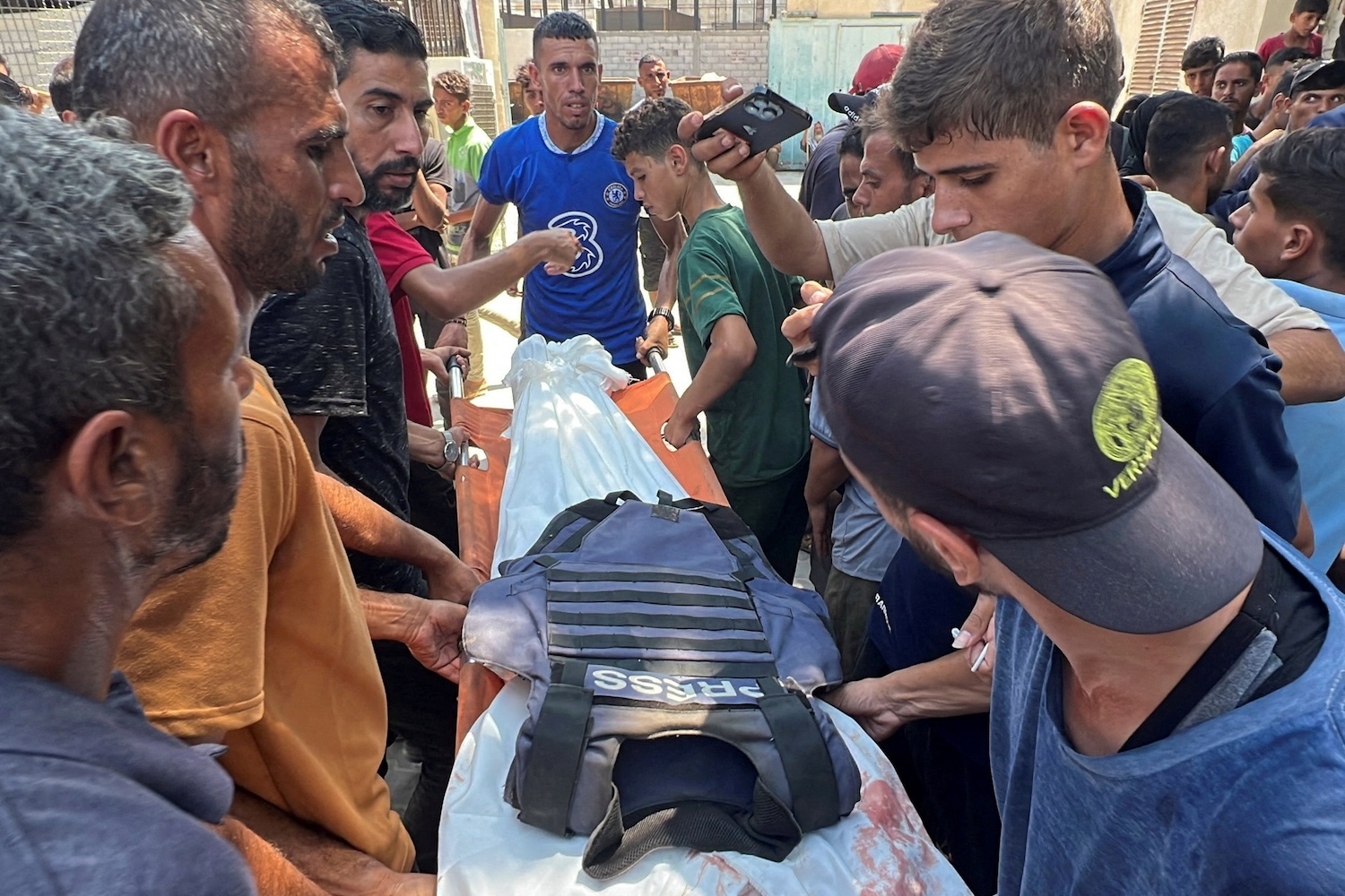 Mourners carry the body of Reuters cameraman Hussam al-Masri, killed along with other people in Israeli strikes on Nasser hospital in Gaza in August 2025. REUTERS/Stringer