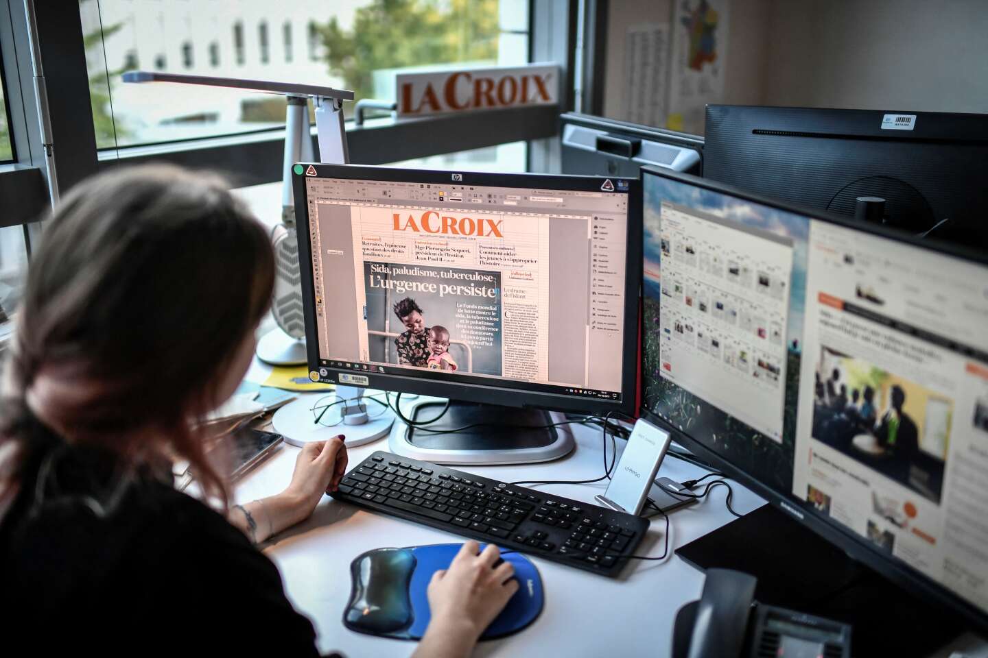 A journalist works at 'La Croix' newsroom. 