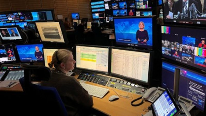 A picture of the production room during a recording of  Tagesschau in Einfacher Sprache