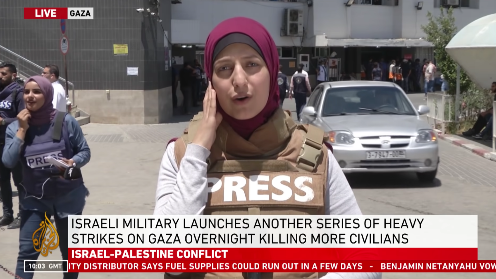 La reportera Youmna ElSayed transmite en vivo desde el hospital Al-Shifa de la ciudad de Gaza