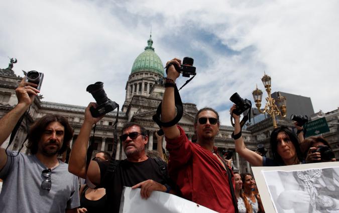 Argentine journalists protest police action outside Argentine Congress in Buenos Aires in 2017. / REUTERS/Martin Acosta