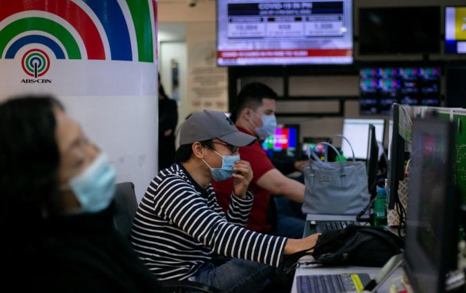 Writers and editors of ABS-CBN, the country’s biggest broadcaster, work at the newsroom in their headquarters, following orders by telecoms regulator to cease its operations in Quezon City, Metro Manila, Philippines, May 6, 2020. REUTERS/Eloisa Lopez