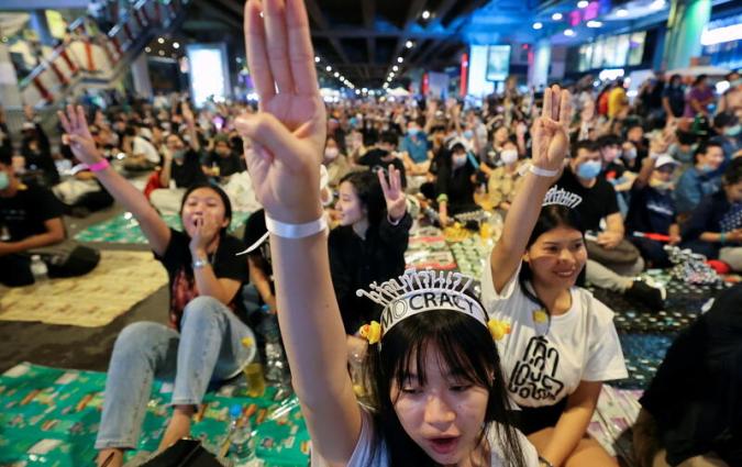 Protesters show the three-finger salute during a pro-democracy rally demanding the resignation of Thailand's Prime Minister Prayut Chan-o-cha and reforms on the monarchy in Bangkok, Thailand November 21, 2020. REUTERS/Chalinee Thirasupa