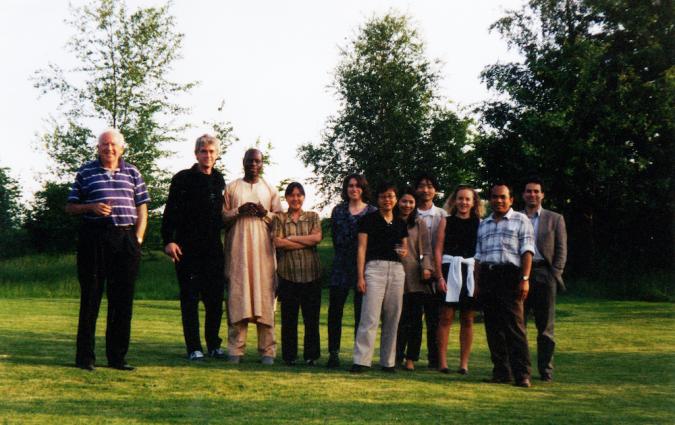 Godfrey Hodgson (left) with the 1999 cohort of Journalist Fellows. Credit: Ian Henscheke