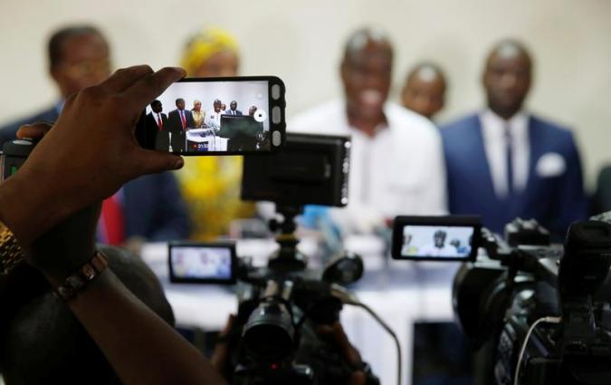 Journalist uses a phone to film as Martin Fayulu, Congolese joint opposition presidential candidate holds a news conference in Kinshasa, Democratic Republic of Congo, December 25, 2018. REUTERS/Baz Ratner