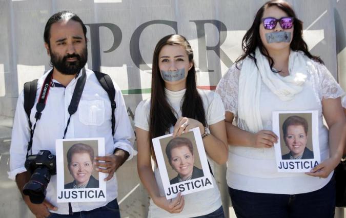 Journalists protest against the murder of the Mexican journalist Miroslava Breach, outside the Attorney General's Office (PGR) in Ciudad Juarez, Mexico March 25, 2017. Pictures of Miroslava reads "Justice" REUTERS/Jose Luis Gonzalez