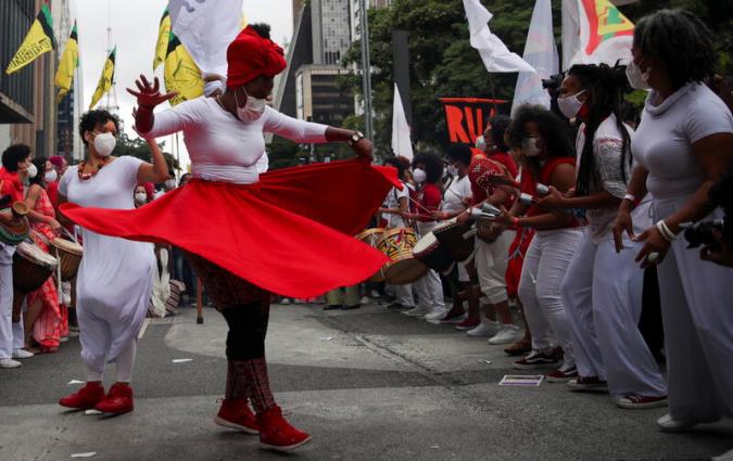 Women perform during the Afro female block Ilu Oba de Min as people march during the National Black Consciousness Day in Sao Paulo, Brazil November 20, 2021. REUTERS/Amanda Perobelli