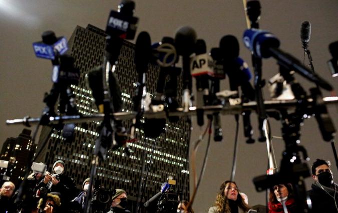 Media await the verdict in the sex abuse trial of Jeffrey Epstein associate Ghislaine Maxwell outside the courthouse in New York City, U.S., December 29, 2021. REUTERS/Yana Paskova