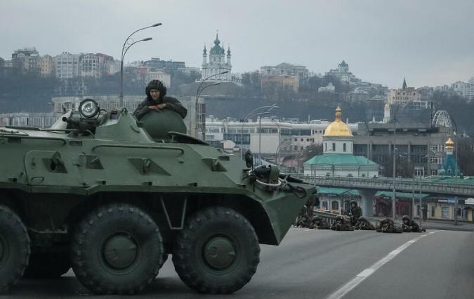 Servicemen of the Ukrainian National Guard take positions in central Kyiv, Ukraine February 25, 2022. REUTERS/Gleb Garanich