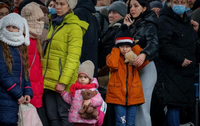 Children react during air raid signal as people wait to board an evacuation train from Kyiv to Lviv, at Kyiv central train station, following Russia's invasion of Ukraine, in Kyiv, Ukraine March 2, 2022. REUTERS/Gleb Garanich