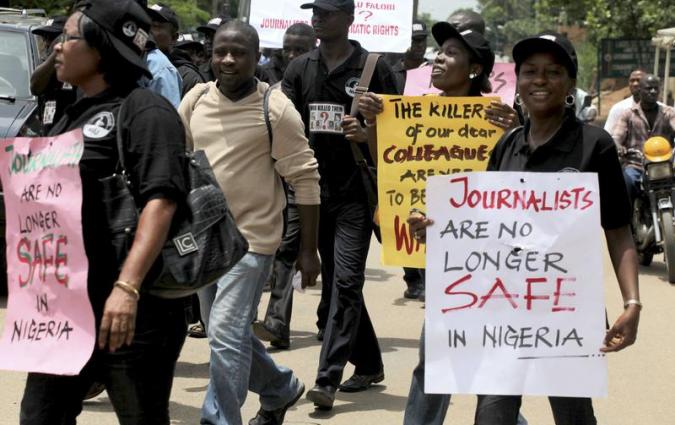 Journalists carry placards along a street during a protest to mark World Press Freedom day in Nigeria's commercial capital Lagos, May 3, 2010. REUTERS/Akintunde Akinleye (NIGERIA - Tags: CIVIL UNREST POLITICS)