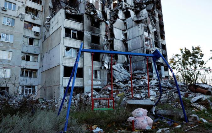 A pink teddy bear lies on the ground in front of residential apartments destroyed by Russian military strikes in Kharkiv, Ukraine. REUTERS/Clodagh Kilcoyne