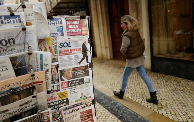 A woman passes by a newspaper stand, a day after Portugal's President Marcelo Rebelo de Sousa announced his decision to dissolve parliament triggering snap general elections on March 10th 2024, after Prime Minister Antonio Costa resigned due to an ongoing investigation on the alleged corruption in multi-billion dollar lithium, green hydrogen and data centre deals, in Lisbon, Portugal, November 10, 2023. REUTERS/Pedro Nunes