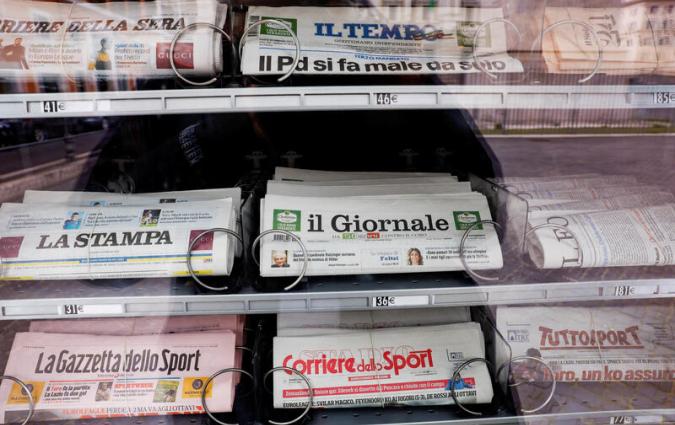 Quotidiani italiani in un distributore automatico.