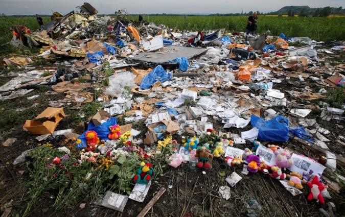 Flowers and mementos left by local residents at the crash site of Malaysia Airlines Flight MH17 near the settlement of Rozspyne in the Donetsk region in July 2014. | REUTERS/Maxim Zmeyev