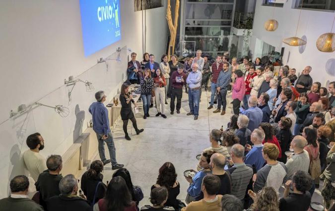 Eva Belmonte y David Cabo, coeditores de la organización española sin ánimo de lucro Civio, hablan en un acto con socios. | Cortesía de Civio 