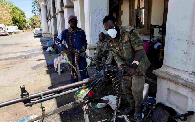 Sudanese army members stand at the presidential palace