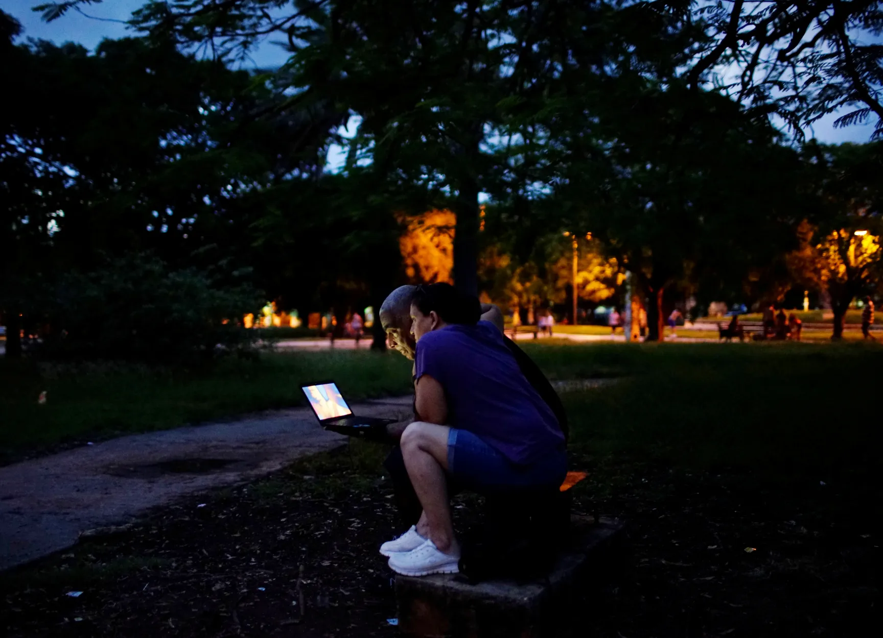 Una pareja utiliza una computadora en un punto de acceso a Internet en un parque de La Habana, Cuba, el 19 de octubre de 2017. Fotografía tomada el 19 de octubre de 2017. REUTERS/Alexandre Meneghini